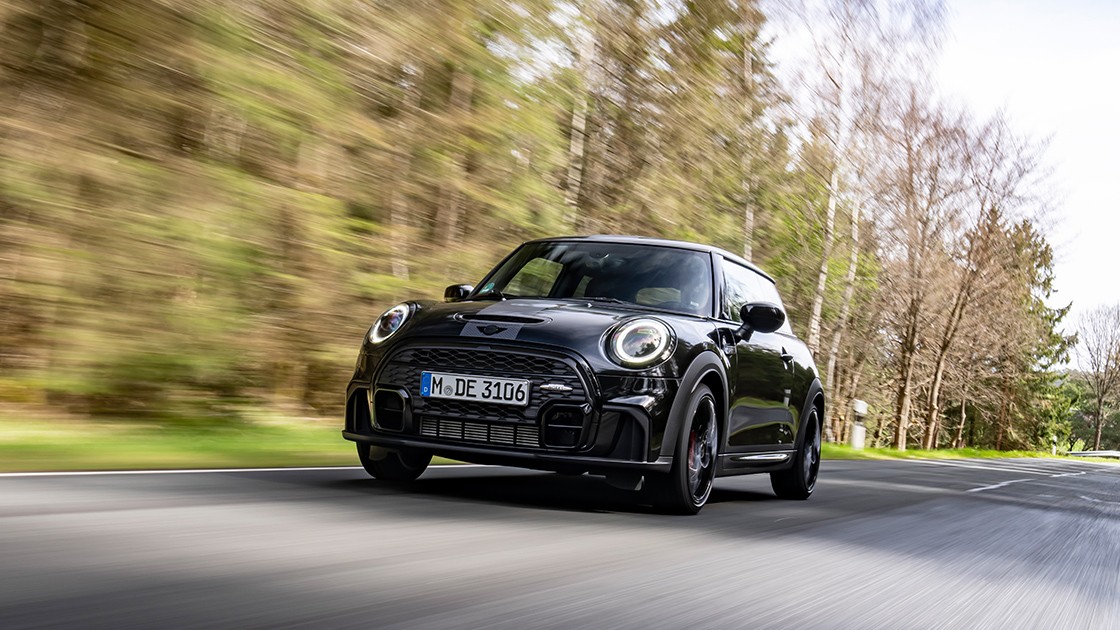 MINI JCW Frontansicht fahrend MINI JCW Frontansicht fahrend im Wald